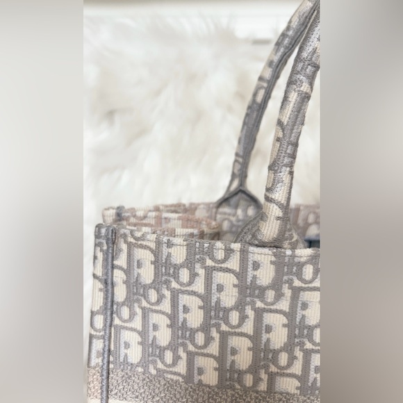 DIOR Book Tote, Medium, in Gray & Ecru Oblique - Picture 5 of 17